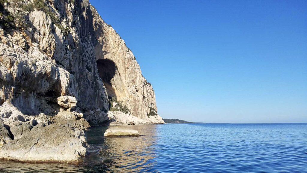 Grotta dei Colombi fotografata dal mare